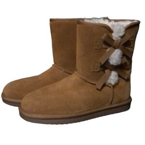 Koolaburra by Ugg. NWOT Victoria Short. Suede & Sherpa. Bows on Sides. Sz 5